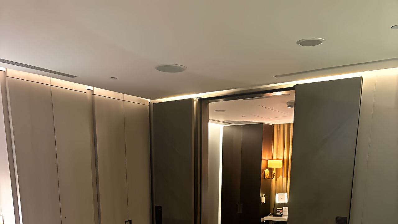 2026春夏メンズ潮流まとめ：グレー再燃×スキニー復活×高通気スニーカー