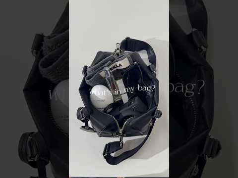 【russet】what's in my bag??ボストンバッグの中身をご紹介✨たくさん入るし、ツヤのあるナイロン素…